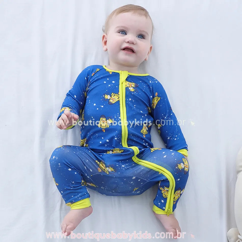 Macacão de bambu com zíper frontal e estampa divertida de girafinha no espaço, modelo confortável e funcional.