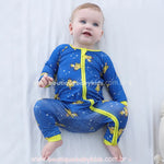 Macacão de bambu com zíper frontal e estampa divertida de girafinha no espaço, modelo confortável e funcional.