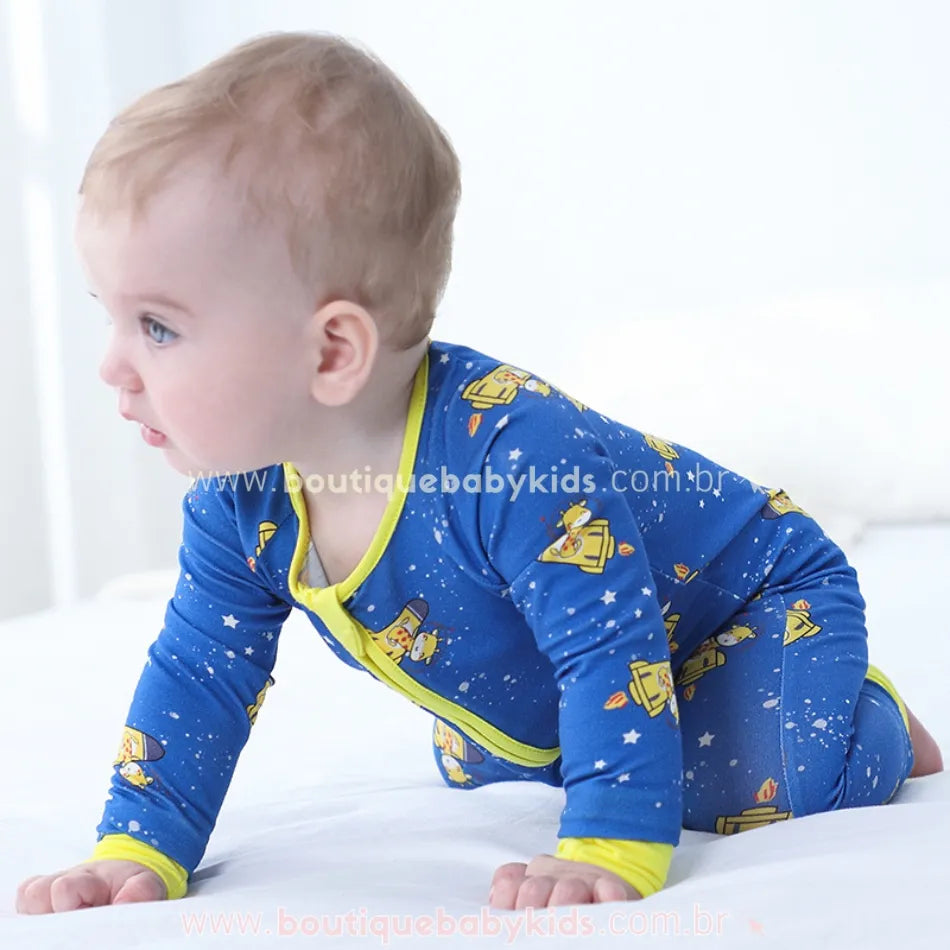 Macacão de fibra de bambu com estampa espacial azul e amarela, ideal para momentos de brincadeira com liberdade de movimento.