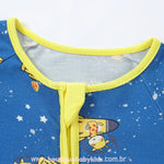 Gola com aba protetora do macacão em fibra de bambu, suave para a pele sensível dos bebês.