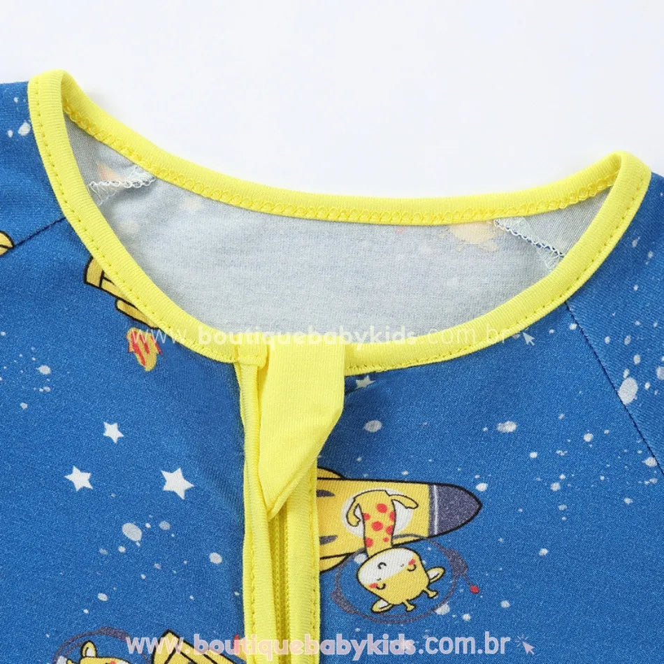 Gola com aba protetora do macacão em fibra de bambu, suave para a pele sensível dos bebês.