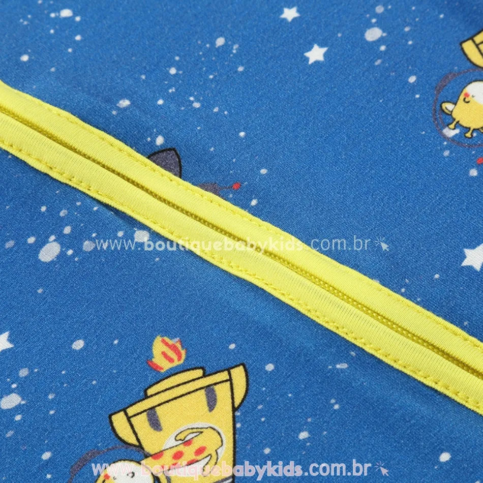 Close no zíper amarelo do macacão de fibra de bambu com estampa espacial de girafinhas, conforto e praticidade no vestir.