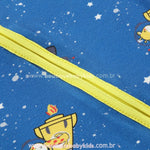 Close no zíper amarelo do macacão de fibra de bambu com estampa espacial de girafinhas, conforto e praticidade no vestir.