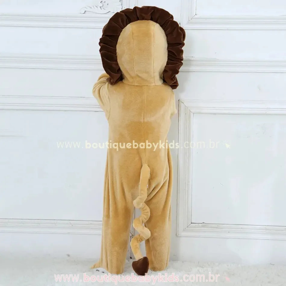 Bebê de costas usando macacão fantasia de leão peluciado com juba marrom escura, cauda detalhada e capuz temático – Boutique Baby Kids.