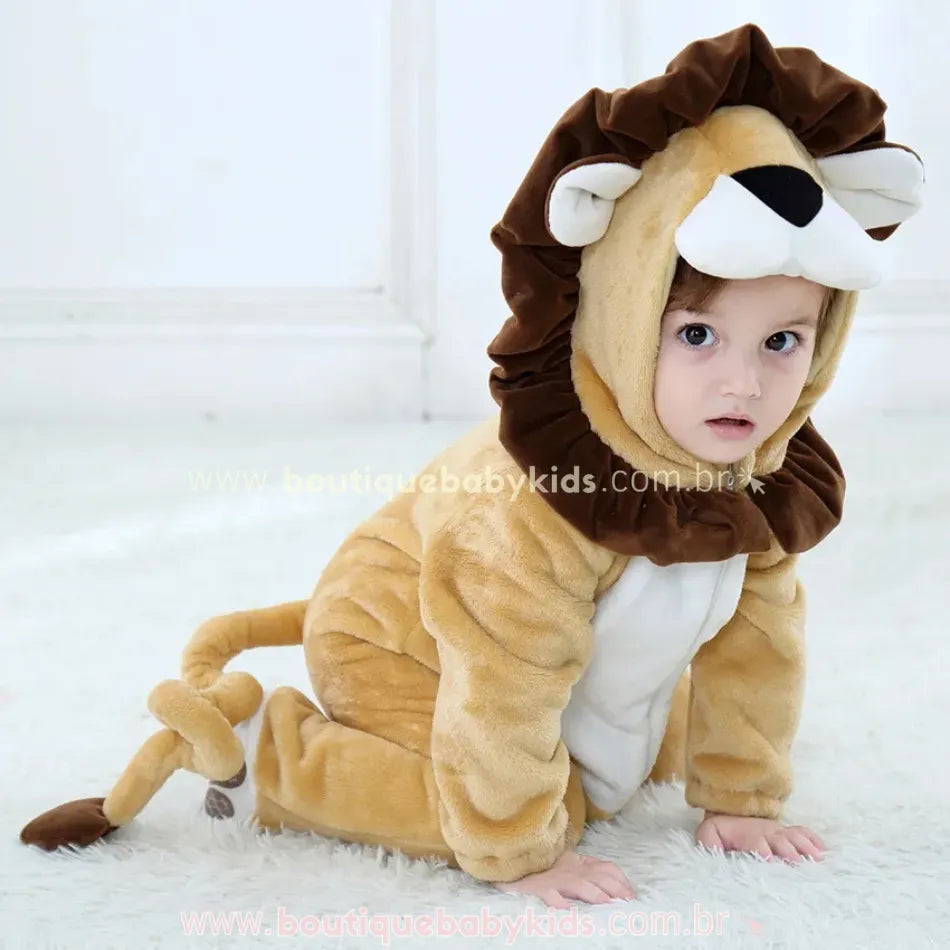 Bebê engatinhando com fantasia de leão completa, mostrando cauda, juba volumosa e capuz com orelhas e focinho – Boutique Baby Kids.