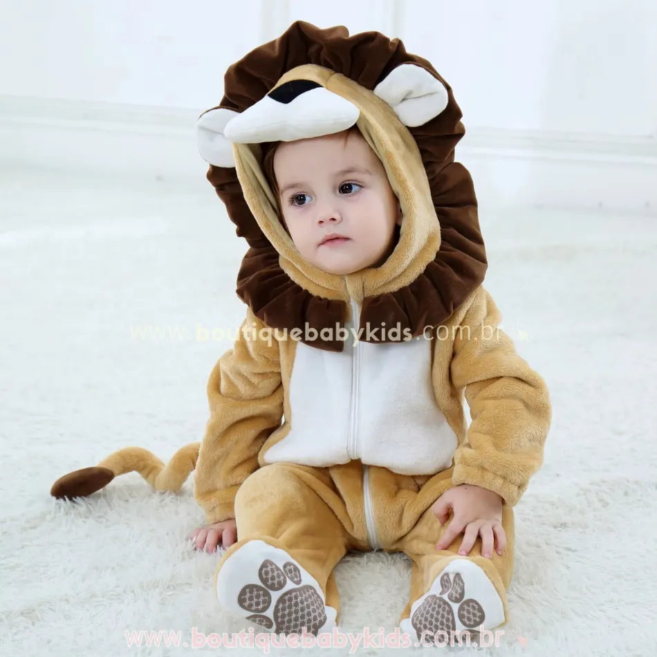 Macacão bebê leão sentado, mostrando detalhes frontais da fantasia, como o zíper, barriga branca e capuz com focinho – Boutique Baby Kids.