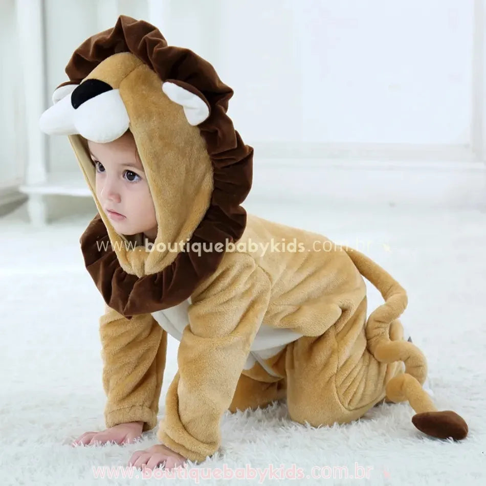 Fantasia de leão para bebê vista lateral com detalhes realistas como juba, cauda em espiral e focinho em alto-relevo – Boutique Baby Kids.