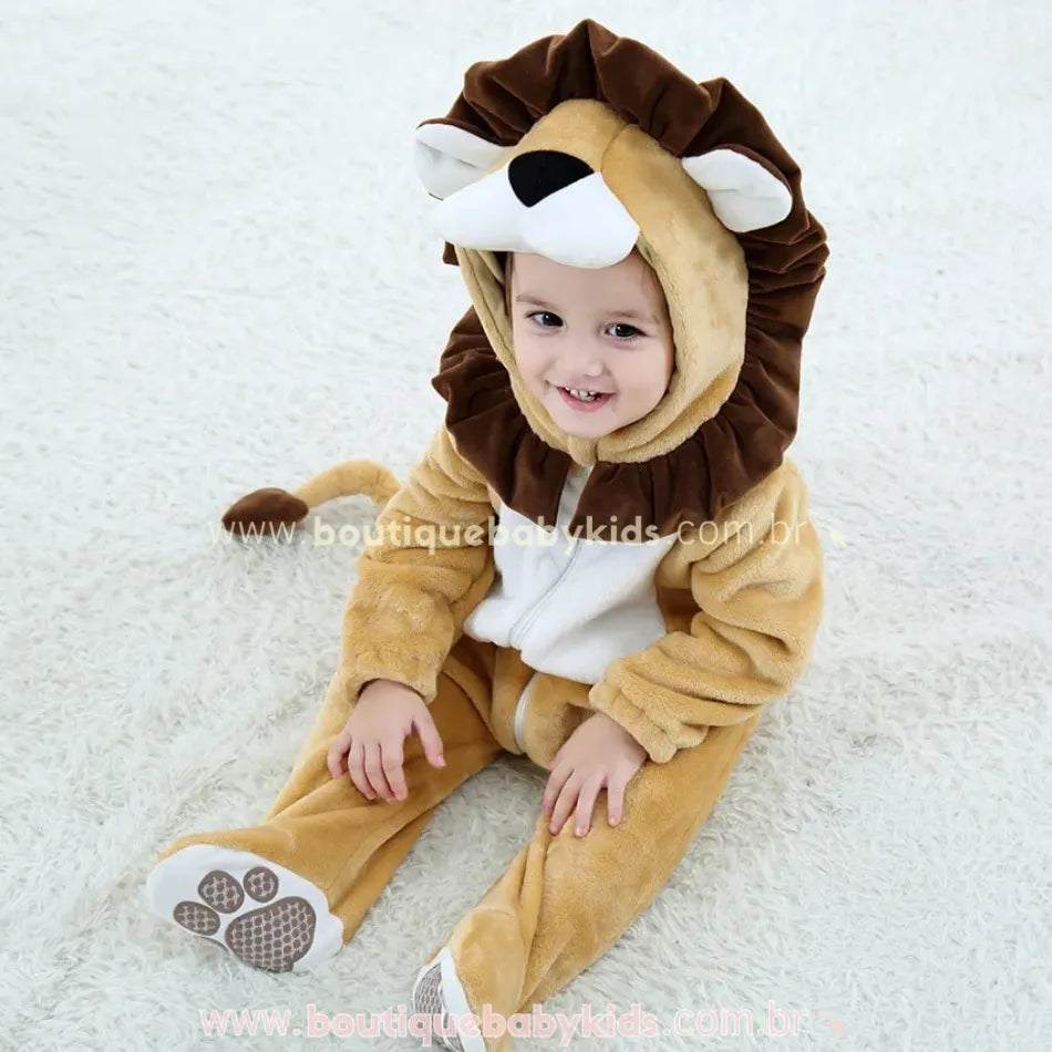 Bebê sorridente usando macacão temático de leão com solado de patinhas e capuz com focinho e orelhinhas – Boutique Baby Kids.
