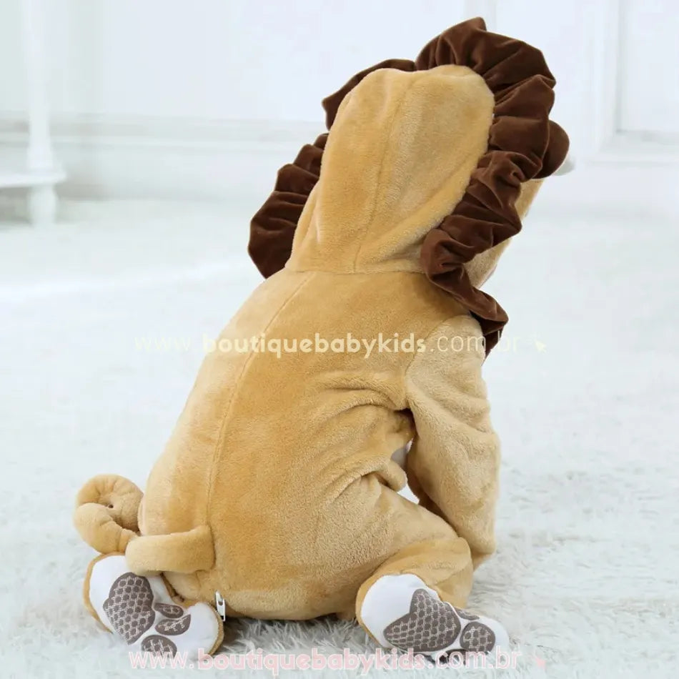 Macacão bebê leão peluciado com capuz de juba marrom, cauda com ponteira escura e solado antiderrapante – Boutique Baby Kids.
