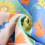 Tecido leve de viscose com estampa de flores coloridas em macacão infantil para o verão.