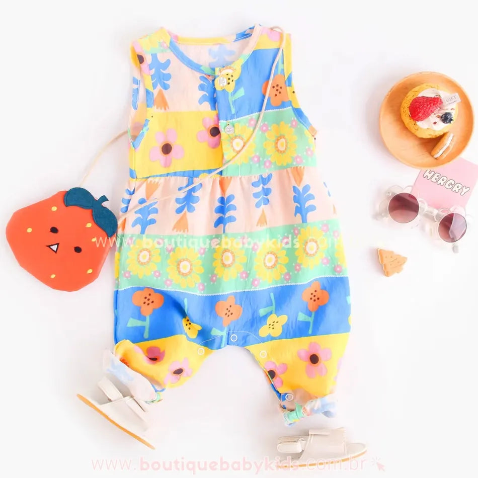 Look montado com macacão bebê jardim florido, ideal para fotos e passeios ao ar livre. - Boutique Baby Kids