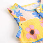 Acabamento da cava do macacão bebê floral com viés colorido e costura reforçada.