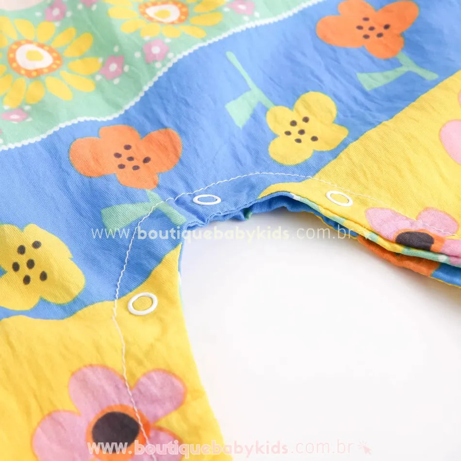 Parte inferior do macacão bebê com abertura em botões de pressão, prática para troca de fraldas.