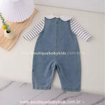 Parte traseira do macacão bebê jeans exibindo um design minimalista e sofisticado. O caimento soltinho garante liberdade de movimento para o bebê.