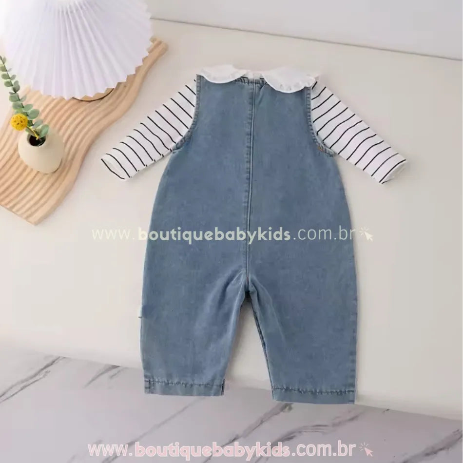 Parte traseira do macacão bebê jeans exibindo um design minimalista e sofisticado. O caimento soltinho garante liberdade de movimento para o bebê.