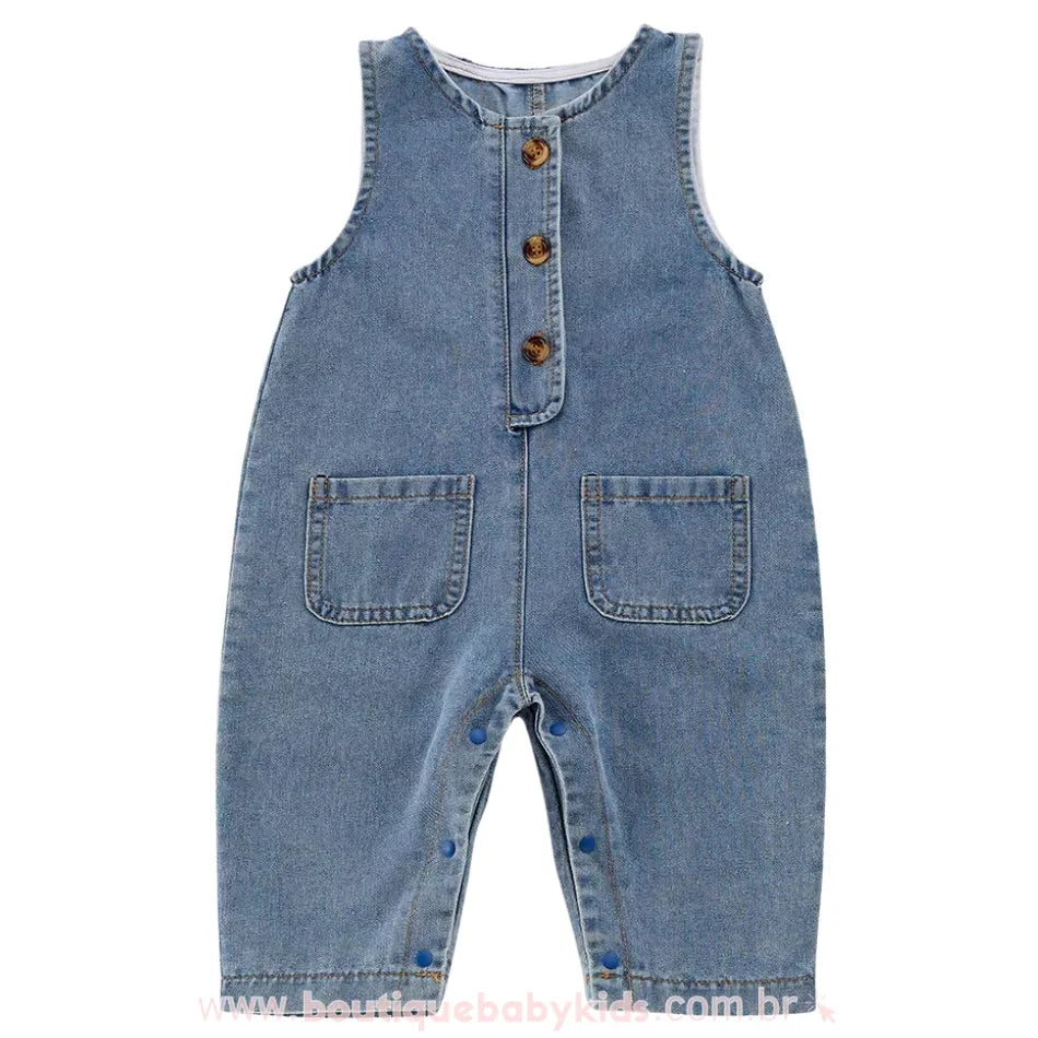 Macacão bebê jeans sem mangas com modelagem retrô e botões frontais de madeira. Dois bolsos frontais adicionam um charme clássico, enquanto o jeans macio proporciona conforto para o bebê.