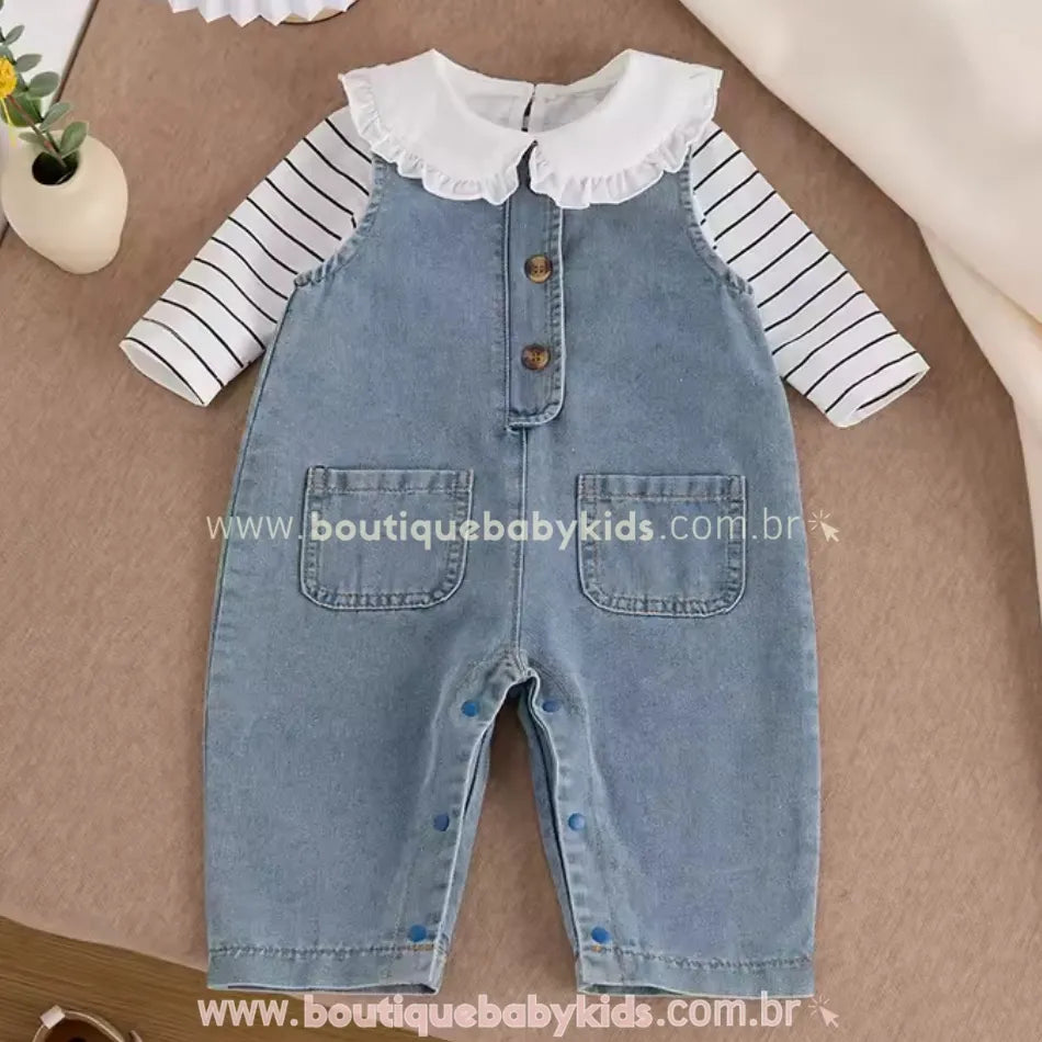 Conjunto completo do macacão bebê jeans combinado com uma blusa de mangas longas listrada e gola com babados. Um look clássico e delicado para qualquer ocasião.