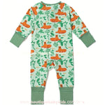 Vista traseira completa do macacão bebê com estampa colorida de oncinha e folhas da selva.