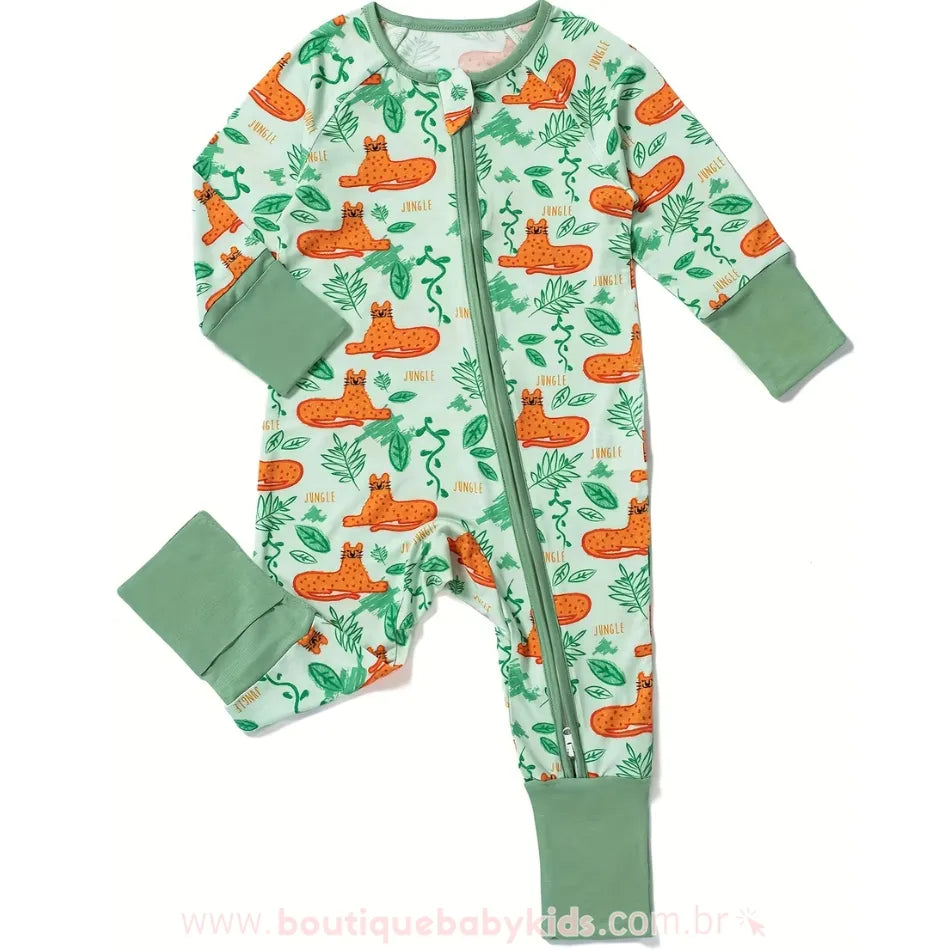 Macacão infantil estampa de selva feito com fibra de bambu com zíper lateral aberto, mostrando o detalhe dos punhos dobráveis.