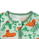 Gola arredondada e acabamento interno do macacão Jungle com fechamento em botão de proteção.