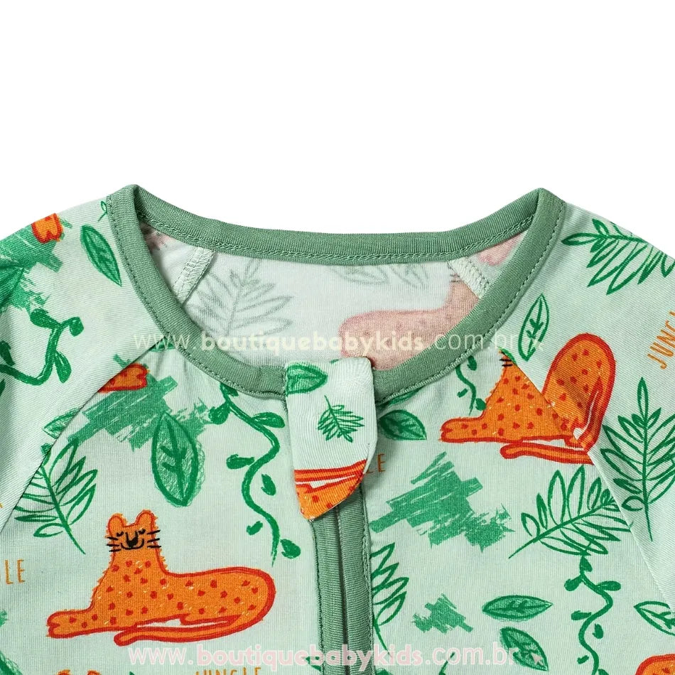 Gola arredondada e acabamento interno do macacão Jungle com fechamento em botão de proteção.