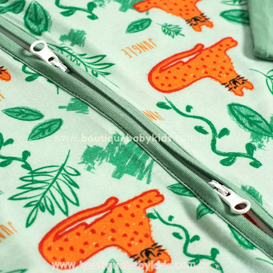 Close no zíper duplo do macacão de fibra de bambu com estampa de oncinha e folhas verdes.