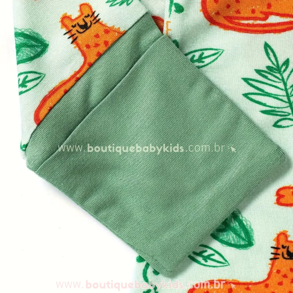 Punho dobrável do macacão bebê com tecido canelado verde e estampa divertida de oncinha.