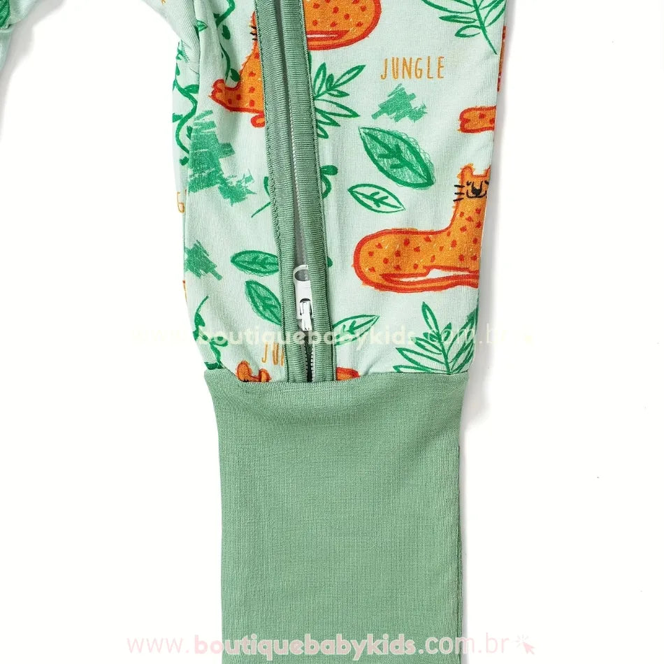 Fechamento com zíper frontal do macacão de bebê com estampa de selva e punho verde alongado.