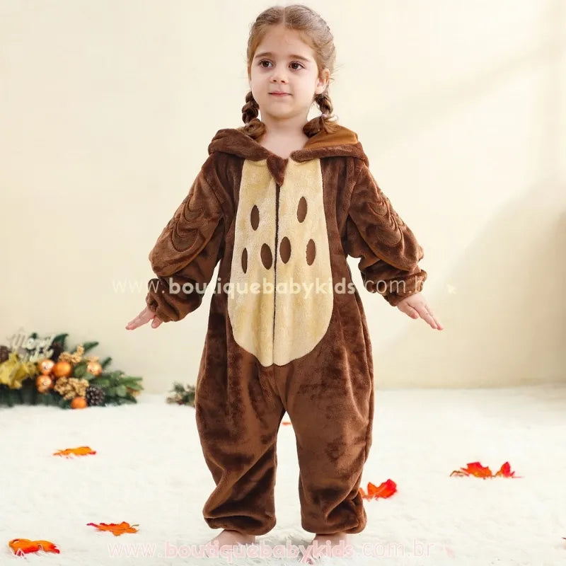 Menina em pé vestindo o Macacão Bebê Temático Fantasia Corujinha do Bosque Marrom - Boutique Baby Kids