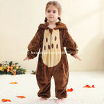 Menina em pé vestindo o Macacão Bebê Temático Fantasia Corujinha do Bosque Marrom - Boutique Baby Kids