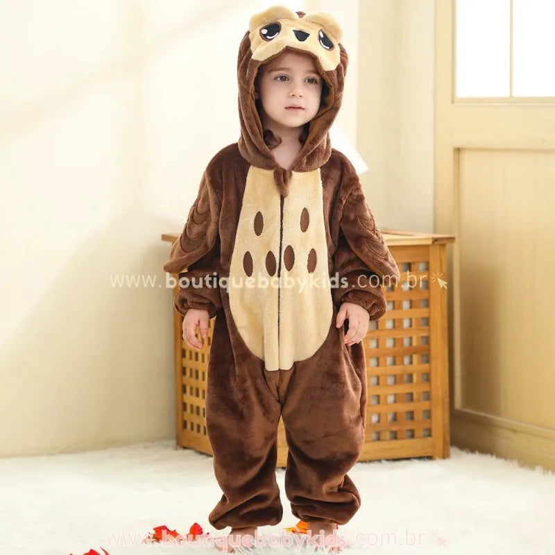 Criança em pé vestindo o Macacão Bebê Temático Fantasia Corujinha do Bosque Marrom - Boutique Baby Kids