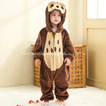 Criança em pé vestindo o Macacão Bebê Temático Fantasia Corujinha do Bosque Marrom - Boutique Baby Kids