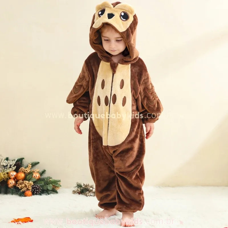Criança em pé vestindo o Macacão Bebê Temático Fantasia Corujinha do Bosque Marrom - Boutique Baby Kids