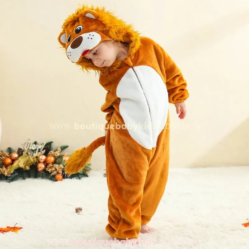 Bebê em pé vestindo o Macacão Bebê Temático Fantasia Leãozinho Real com Capuz Juba 3D, mostrando sua cauda - Boutique Baby Kids
