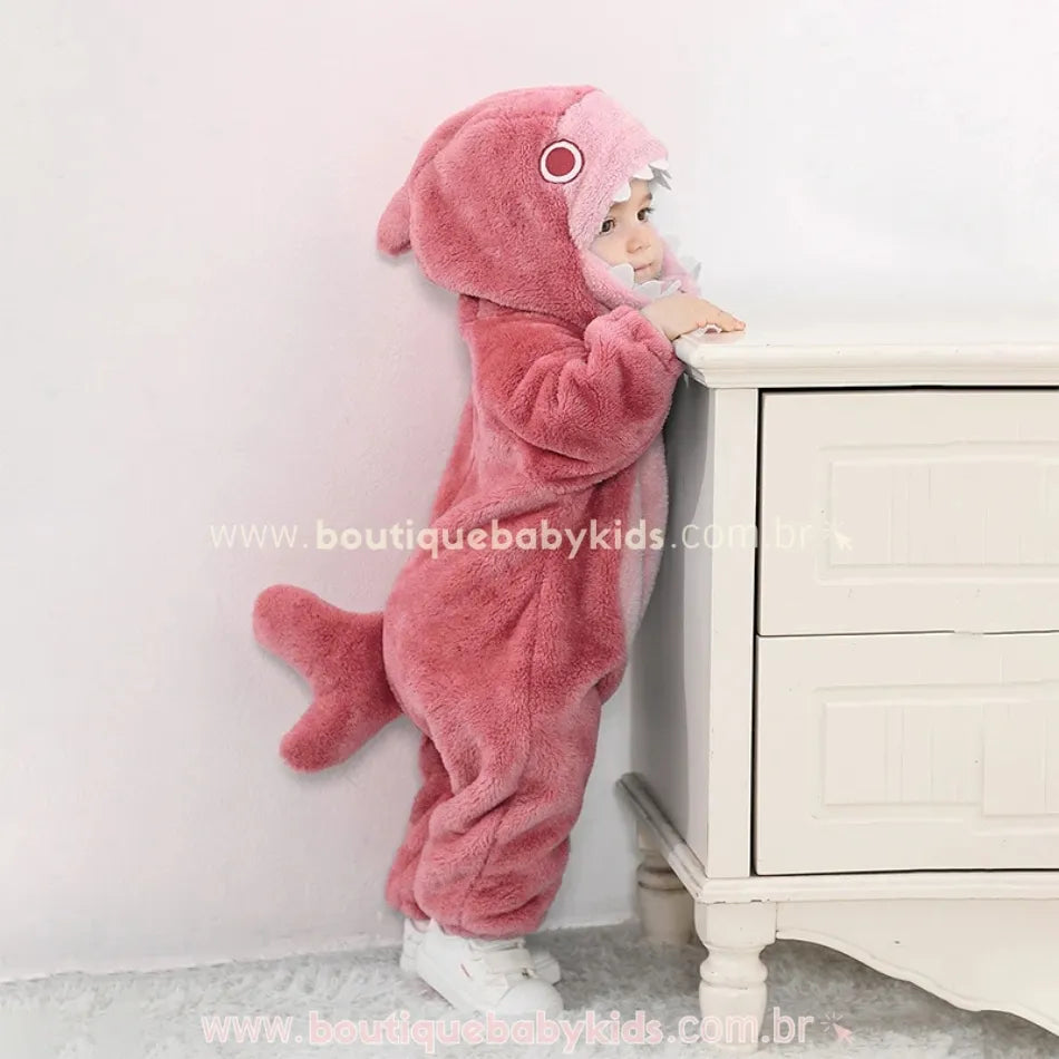 Bebê usando o Macacão Bebê Fantasia de Tubarão Rosa Peluciado e Quentinho 