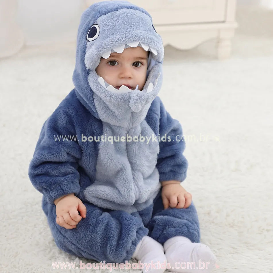 Bebê sentado o Macacão Bebê Fantasia de Tubarão Azul Peluciado e Quentinho 