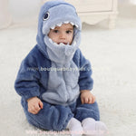 Bebê sentado o Macacão Bebê Fantasia de Tubarão Azul Peluciado e Quentinho 