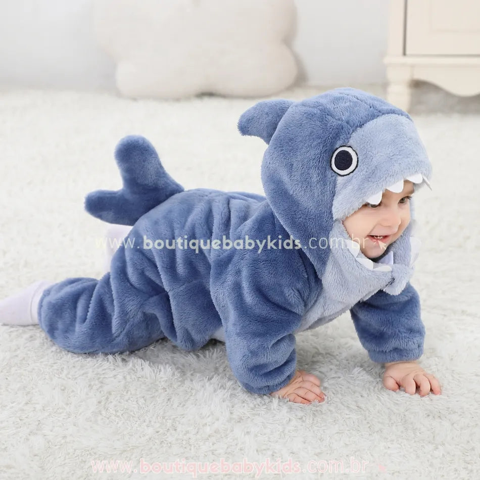 Bebê engatinhando usando o Macacão Bebê Fantasia de Tubarão Azul Peluciado e Quentinho 