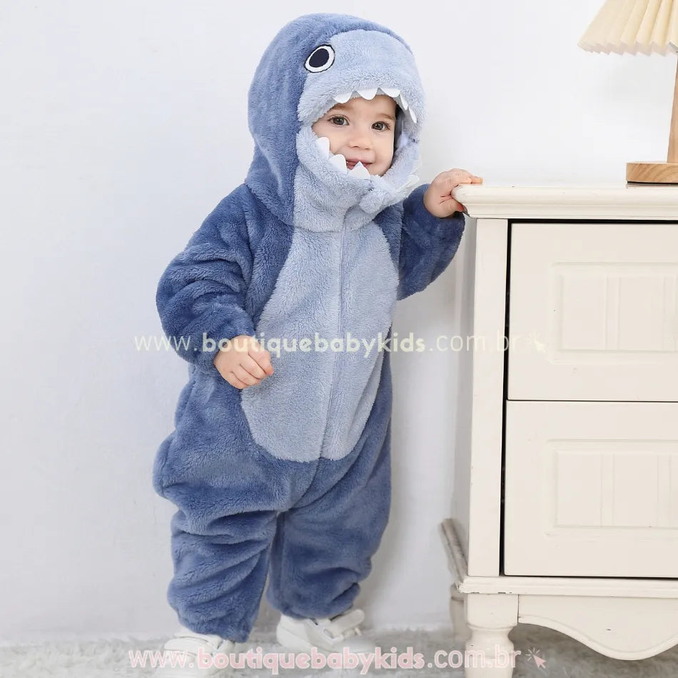Bebê usando o Macacão Bebê Fantasia de Tubarão Azul Peluciado e Quentinho 