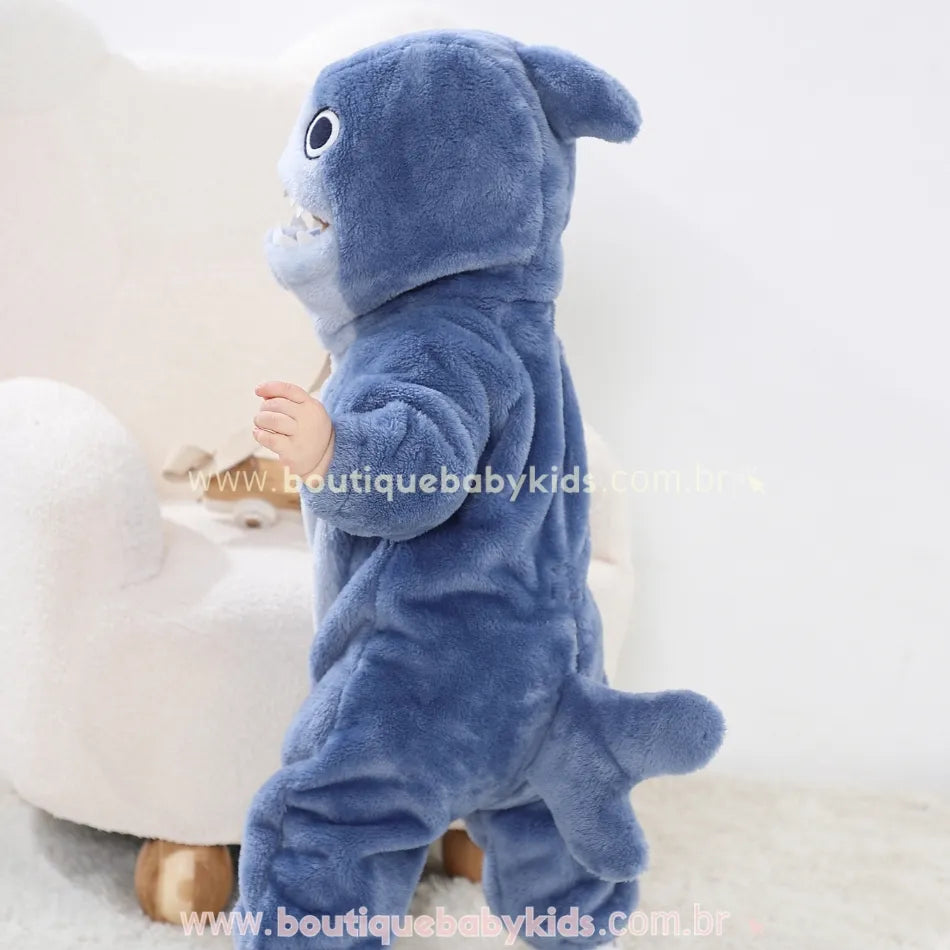 Bebê de costas usando o Macacão Bebê Fantasia de Tubarão Azul Peluciado e Quentinho 