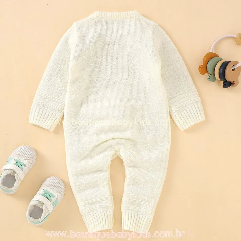 Macacão bebê tricot coelhinho branco, visão traseira, destacando a modelagem aconchegante e o acabamento canelado nos punhos e tornozelos. 