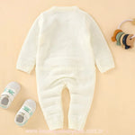 Macacão bebê tricot coelhinho branco, visão traseira, destacando a modelagem aconchegante e o acabamento canelado nos punhos e tornozelos. 