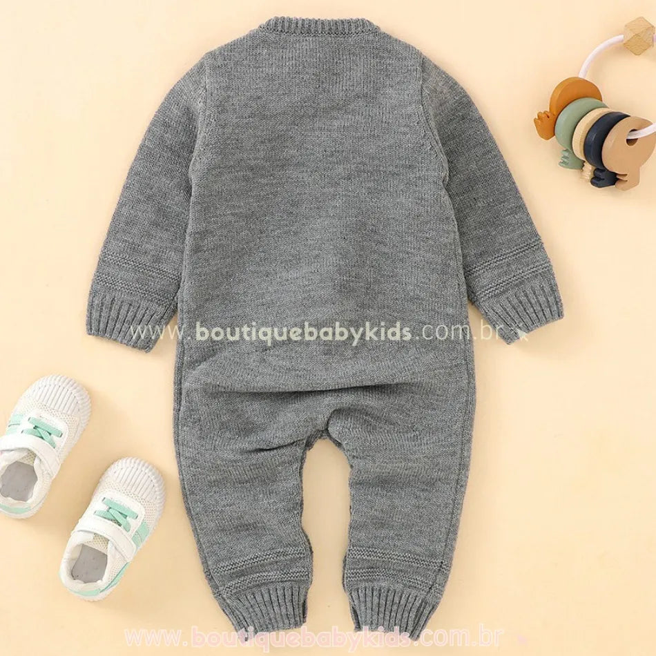 Parte traseira do macacão bebê tricot coelhinho na cor cinza, com acabamento canelado nos punhos e tornozelos. Visual clean e confortável para o bebê. 