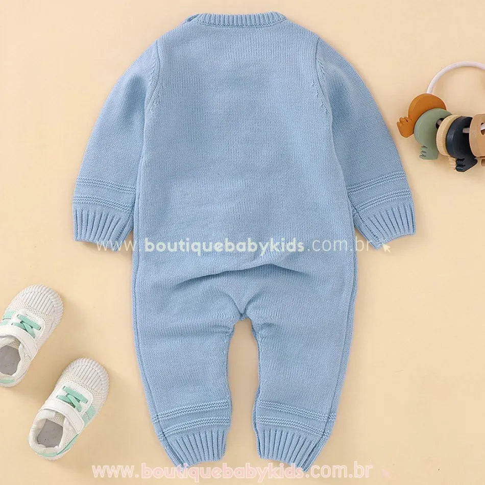Vista traseira do macacão bebê tricot coelhinho azul claro, evidenciando a textura do tricot e os punhos ajustados. Sem estampas nas costas. 
