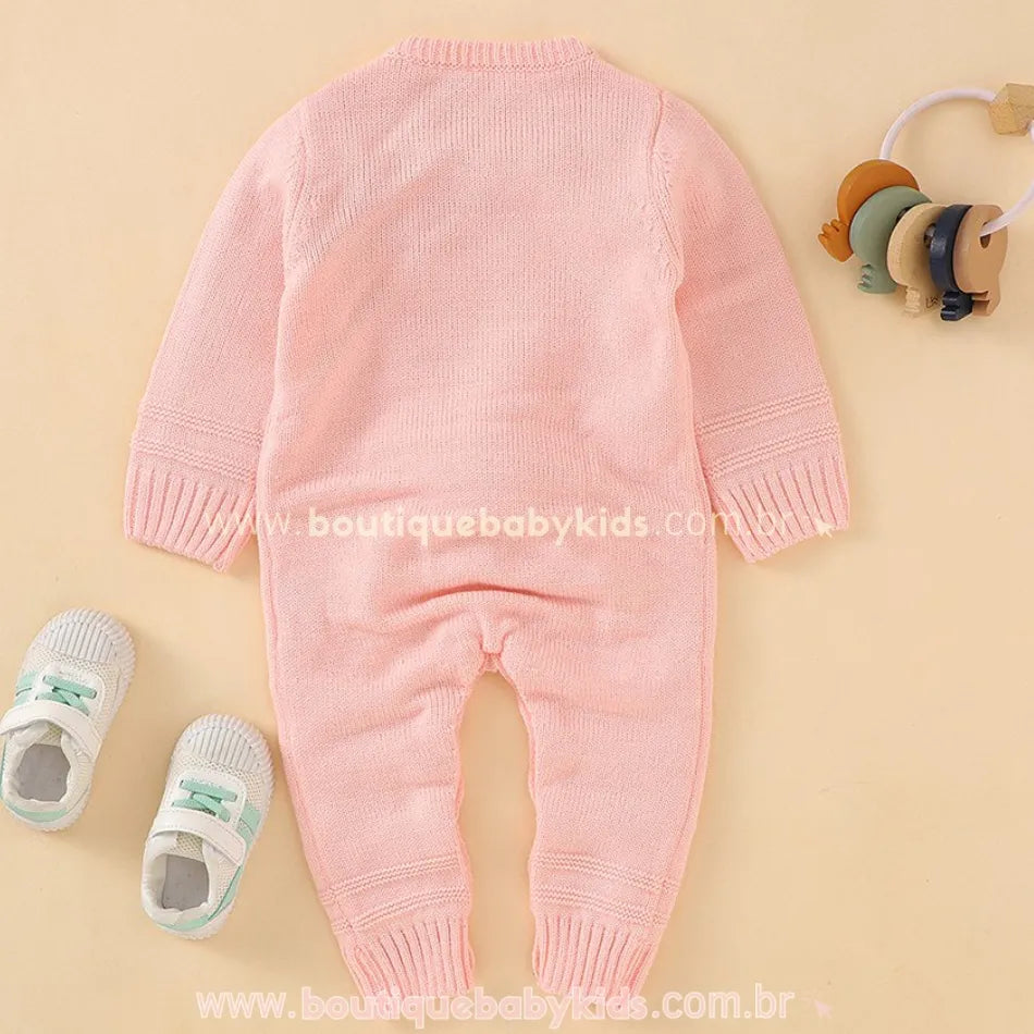 Parte de trás do macacão bebê tricot coelhinho rosa, com modelagem confortável e acabamento detalhado nos punhos e tornozelos. 