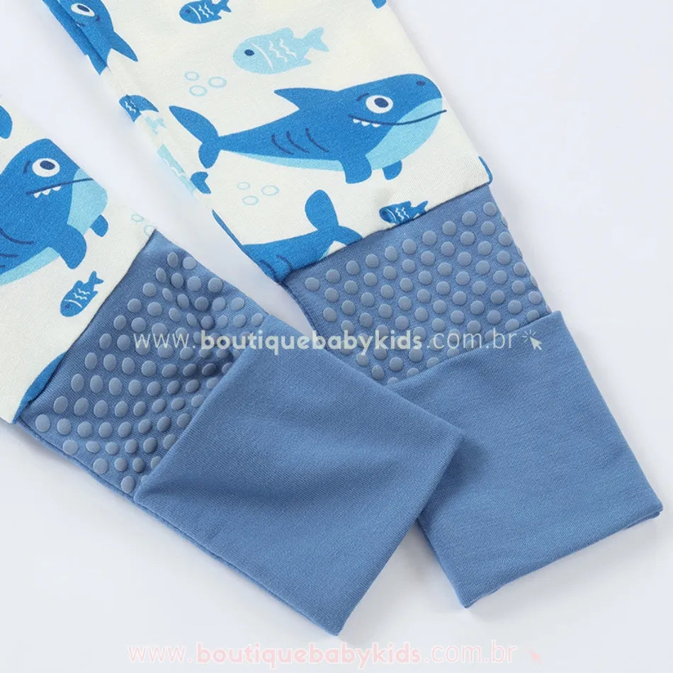 Punhos antiderrapantes dobráveis do Macacão Bebê Tubarãozinho Azul em fibra de bambu - Boutique Baby Kids