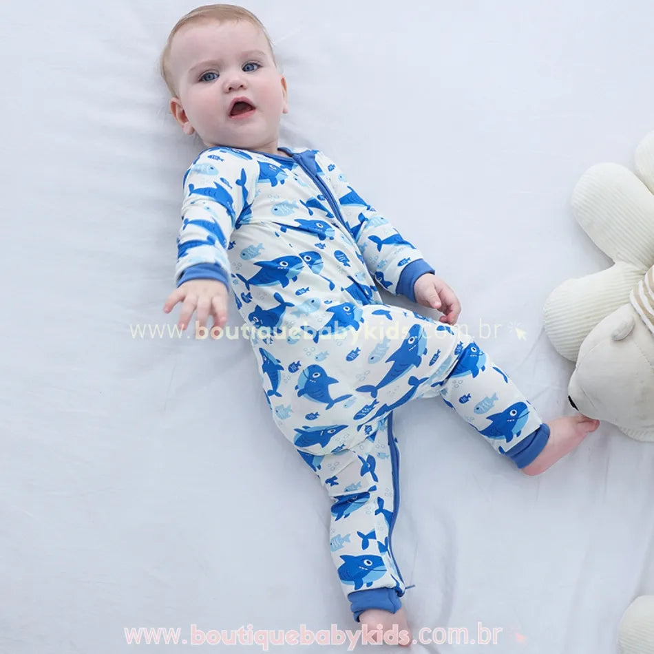 Bebê em movimento com macacão em fibra de bambu, estampa azul de tubarões - Boutique Baby Kids