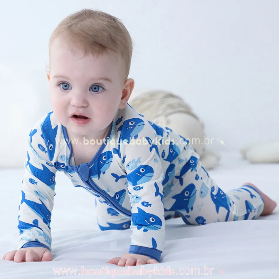 Bebê sorrindo com macacão de bambu estampa tubarões Boutique Baby Kids - roupa confortável e divertida