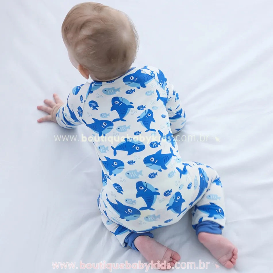 Vista traseira do Macacão Bebê Tubarãozinho Azul com bebê engatinhando - Boutique Baby Kids