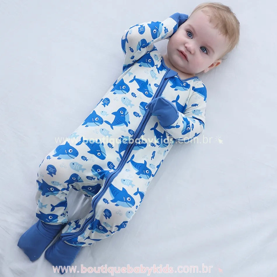 Bebê usando macacão de bambu com estampa de tubarões, deitado - Boutique Baby Kids